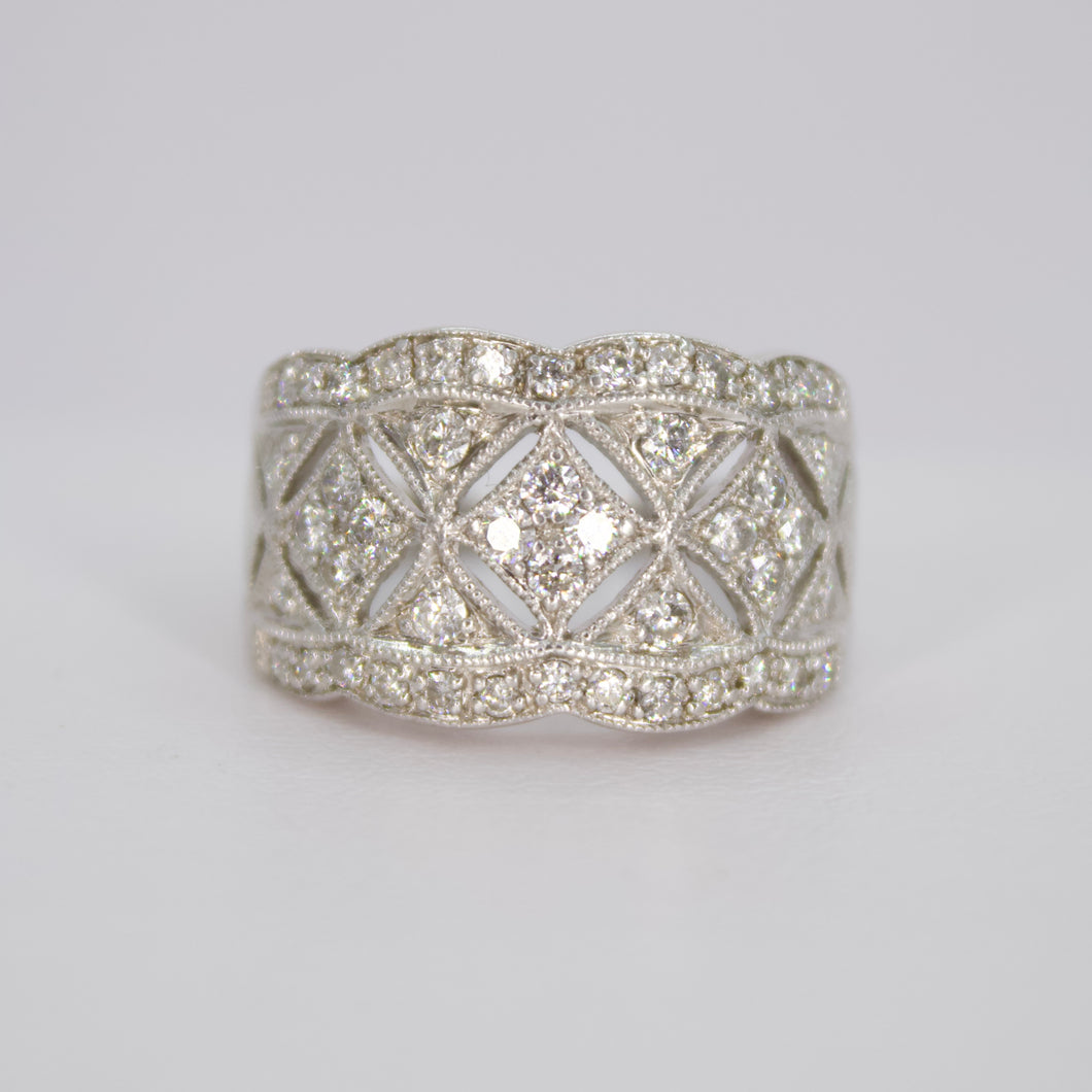 Anillo en oro blanco 14k con diamantes.