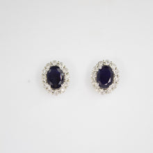 Cargar imagen en el visor de la galería, Aretes en oro blanco 14k con zafiro y diamantes..