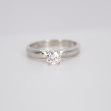 Cargar imagen en el visor de la galería, Anillo en oro blanco 14k con diamante.