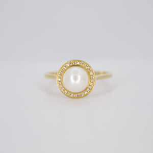 Anillo en oro amarillo con perla y diamantes.