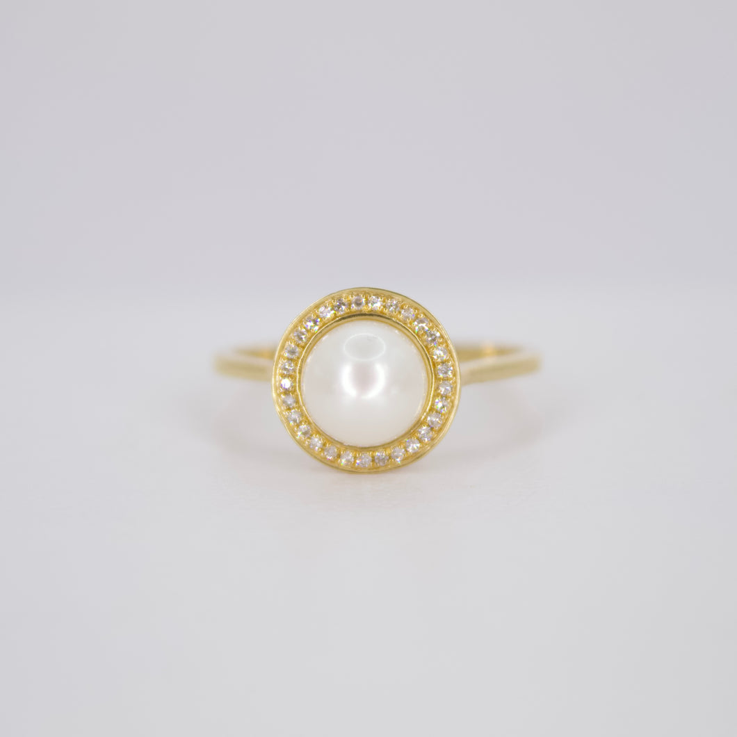 Anillo en oro amarillo con perla y diamantes.