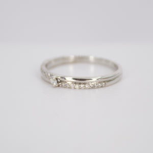 Anillo en oro blanco 14k con diamantes.