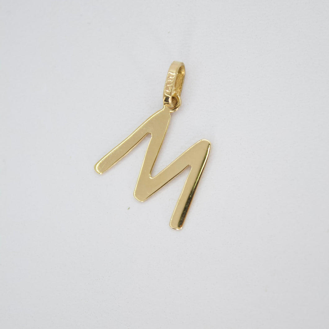 Dije inicial M en oro amarillo 14k.