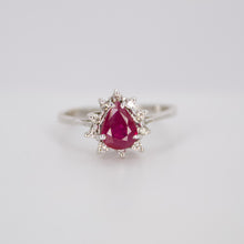 Cargar imagen en el visor de la galería, Anillo en oro blanco 14k con rubí y diamantes.