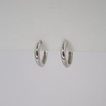 Cargar imagen en el visor de la galería, Aretes Huggies en oro blanco 14k.