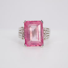 Cargar imagen en el visor de la galería, Anillo en oro blanco 14k con rosalinda y diamantes.