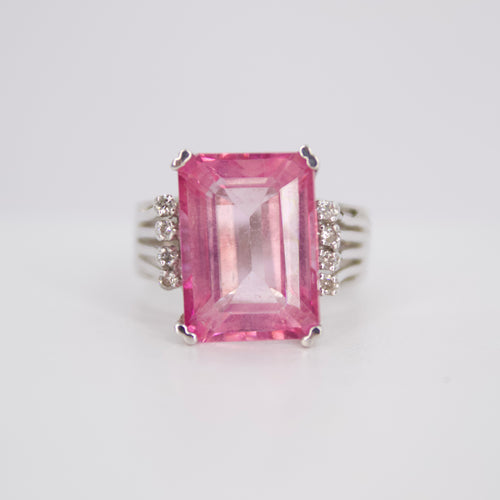 Anillo en oro blanco 14k con rosalinda y diamantes.
