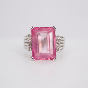 Anillo en oro blanco 14k con rosalinda y diamantes.