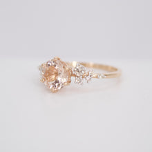 Cargar imagen en el visor de la galería, Anillo en oro rosa 14k con Morganita y diamantes.