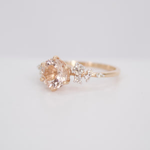 Anillo en oro rosa 14k con Morganita y diamantes.
