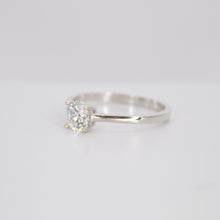Cargar imagen en el visor de la galería, Anillo en oro blanco 14k con diamante de laboratorio.