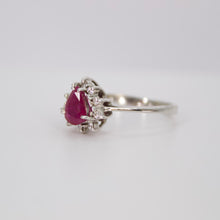 Cargar imagen en el visor de la galería, Anillo en oro blanco 14k con rubí y diamantes.