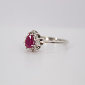 Anillo en oro blanco 14k con rubí y diamantes.