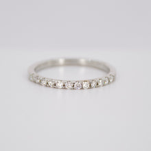 Cargar imagen en el visor de la galería, Churumbela en oro blanco 14k con diamantes.