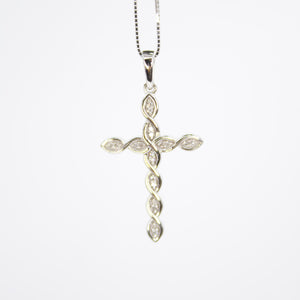 Cruz en oro blanco 14k con diamantes.