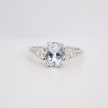 Cargar imagen en el visor de la galería, Anillo en oro amarillo 14k con aguamarina y diamantes. (Copiar)
