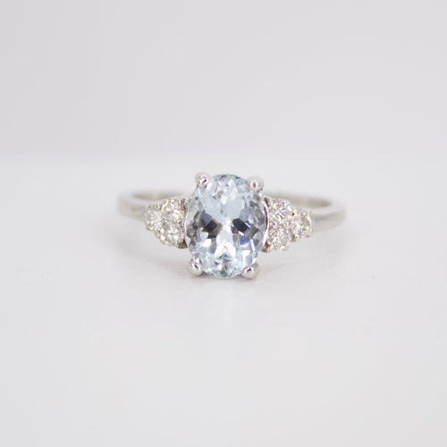Anillo en oro amarillo 14k con aguamarina y diamantes. (Copiar)
