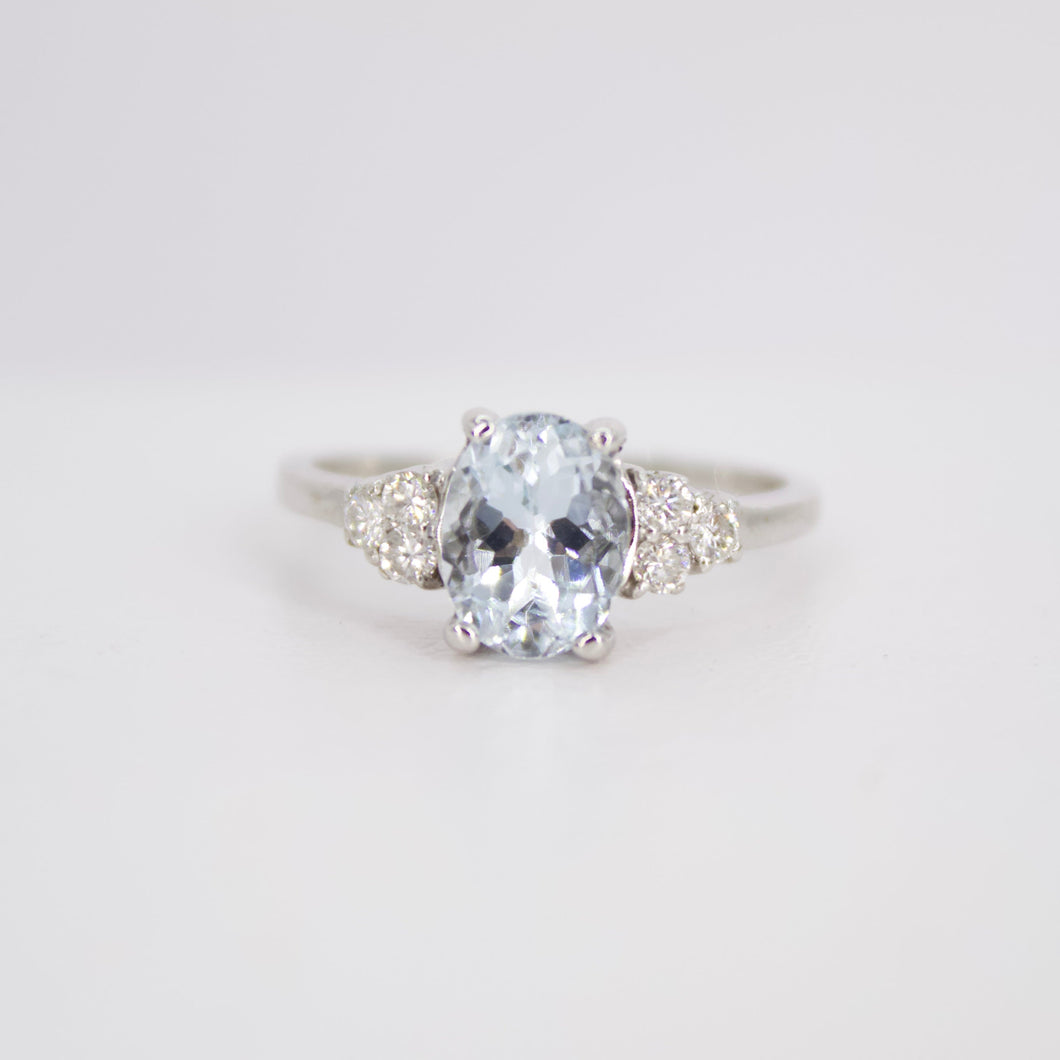 Anillo en oro amarillo 14k con aguamarina y diamantes. (Copiar)