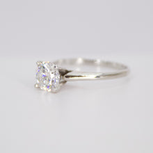 Cargar imagen en el visor de la galería, Anillo en oro blanco 14k con moissanita.