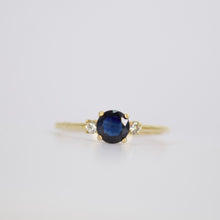 Cargar imagen en el visor de la galería, Anillo en oro amarillo 14k con zafiro y diamantes.