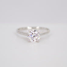 Cargar imagen en el visor de la galería, Anillo en oro blanco 14k con moissanita.