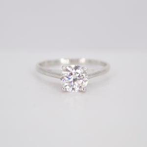 Anillo en oro blanco 14k con moissanita.