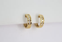 Cargar imagen en el visor de la galería, Aretes en oro amarillo 14k con diamantes.