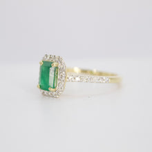 Cargar imagen en el visor de la galería, Anillo en oro amarillo 14k con esmeralda y diamantes.