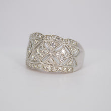 Cargar imagen en el visor de la galería, Anillo en oro blanco 14k con diamantes.