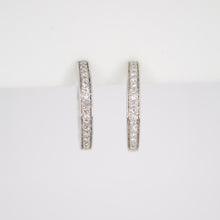 Cargar imagen en el visor de la galería, Arracadas en oro blanco 14k con diamantes.