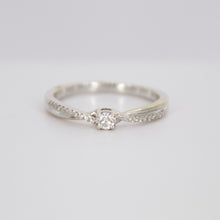 Cargar imagen en el visor de la galería, Anillo en oro blanco 14k con diamantes.