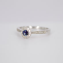 Cargar imagen en el visor de la galería, Anillo en oro blanco 14k con zafiro y diamantes.