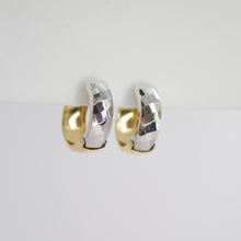 Cargar imagen en el visor de la galería, Aretes huggies en oro combiando 14k.