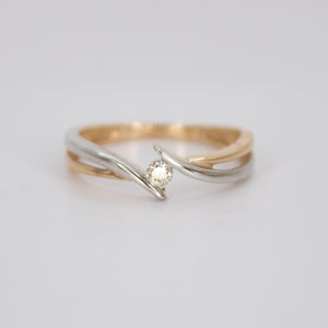Anillo en oro combinado 14k con diamante.