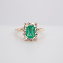 Cargar imagen en el visor de la galería, Anillo en oro rosa 14k con esmeralda y diamantes.
