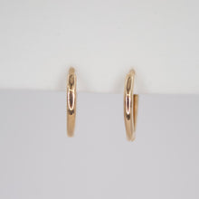 Cargar imagen en el visor de la galería, Aretes Huggies en oro rosa 14k.