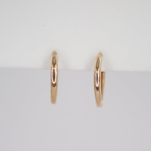 Aretes Huggies en oro rosa 14k.