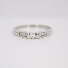 Cargar imagen en el visor de la galería, Anillo en oro blanco 10k con diamantes.