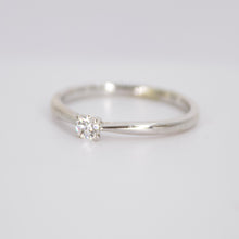 Cargar imagen en el visor de la galería, Anillo en oro blanco 14k con diamante.