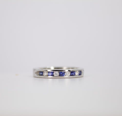 Churumbela en oro blanco 14k con zafiro y diamantes.