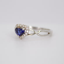 Cargar imagen en el visor de la galería, Anillo en oro blanco 14k con zafiro y diamantes.