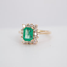 Cargar imagen en el visor de la galería, Anillo en oro rosa 14k con esmeralda y diamantes.