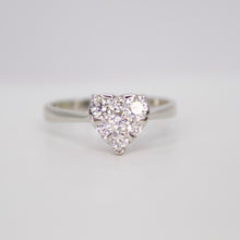 Cargar imagen en el visor de la galería, Anillo corazón en oro blanco 14k con diamantes.