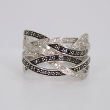 Cargar imagen en el visor de la galería, Anillo en oro blanco 14k con diamantes.