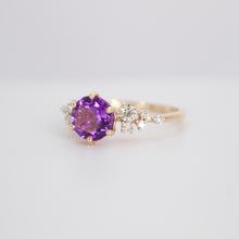 Cargar imagen en el visor de la galería, Anillo en oro rosa 14k con amatista y diamantes.