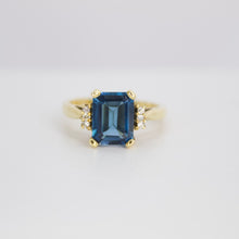 Cargar imagen en el visor de la galería, Anillo en oro amarillo 14k con london blue y diamantes.