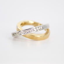 Cargar imagen en el visor de la galería, Anillo en oro combinado 14k con diamantes.
