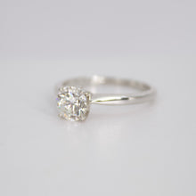 Cargar imagen en el visor de la galería, Anillo en oro blanco 14k con diamante.