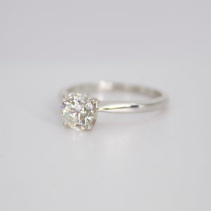 Anillo en oro blanco 14k con diamante.