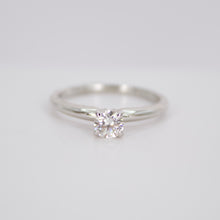 Cargar imagen en el visor de la galería, Anillo en oro blanco 14k con diamante.